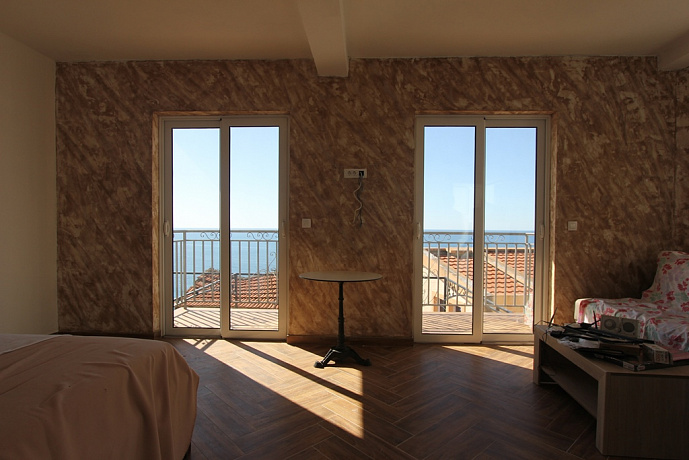 Современный дом с панорамным видом на море